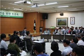 서울시가 마을공동체 발전을 위해 전 자치구를 대상으로 교육·홍보를 강화한다. 사진은 지난해 마을공동체 활성화를 위해 진행된 토론회 모습. / 