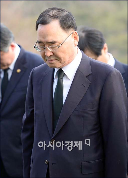 [포토]묵념하는 정홍원 국무총리