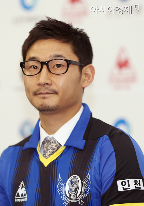 [포토] 이천수 '인천의 검파 유니폼 잘 어울리나요'