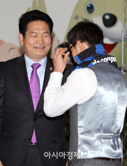 [포토] 송영길 인천시장 '이천수, 인천의 빛이 되어주오'