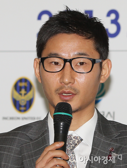 [포토] 입단 소감 밝히는 이천수'