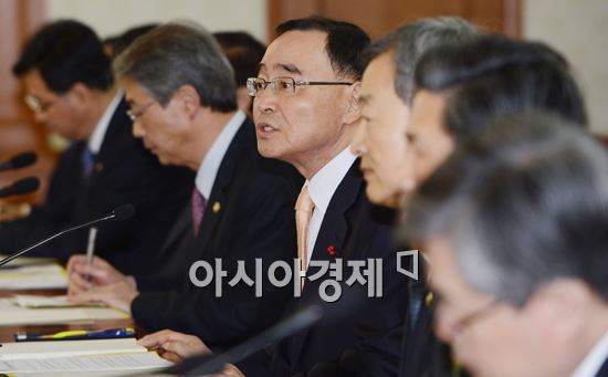 [포토] 현안점검 관계차관회의 참석한 정홍원 총리