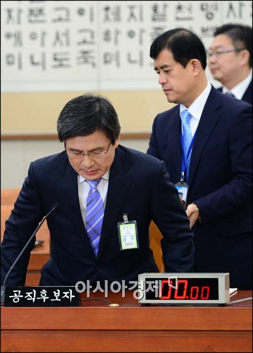 [포토]자리에 앉는 황교안 법무부 장관 내정자