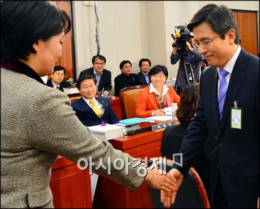 [포토]인사 나누는 황교안 법무부 장관 내정자