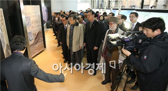 오는 3월 5일로 개관 1주년을 맞은 강진 시문학파기념관이 참신한 기획력과 다채로운 프로그램으로 전국 문학관 운영의 롤 모델을 제시했다는 평가다. 사진은 관람객들의 모습.