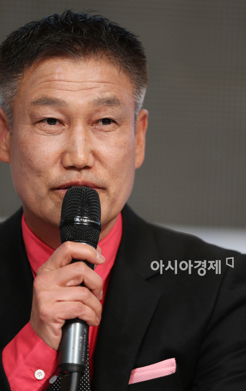 [포토] 최진한 경남 감독 '팀 컬러 맞춰 패션 뽐냈어요'