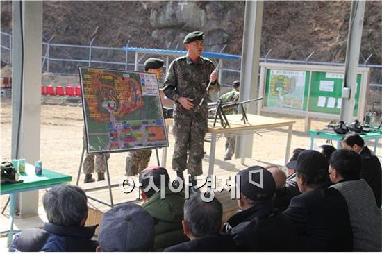 육군 제31사단 광양대대는 28일  부대 인근 마을주민 80여 명을 부대로 초청, 서로간의 유대를 강화하고 안보 공감대를 형성하기 위한 민군 화합단결의 날 행사를 열었다. 광양대대장이 주민들에게 화력 및 통신장비 설명에 이어 대대에서 실시하는 예비군훈련의 중요성과 훈련장에 대해 자세히 설명하고 있다. 