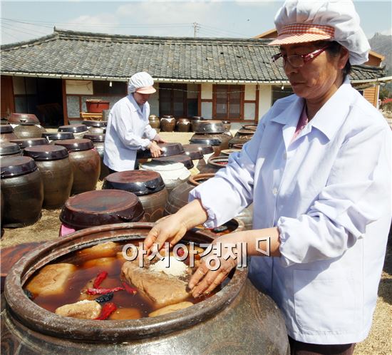 표고버섯으로 장 담그는 정남진 장흥 아낙네의 분주한 손길