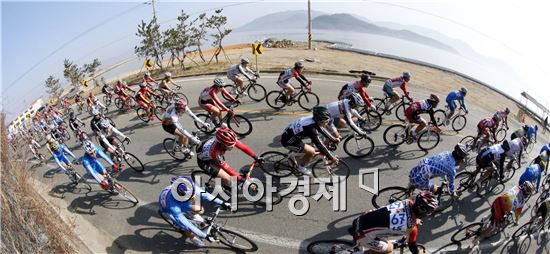 [포토]남도의 봄을 가르는 사이클 선수들 