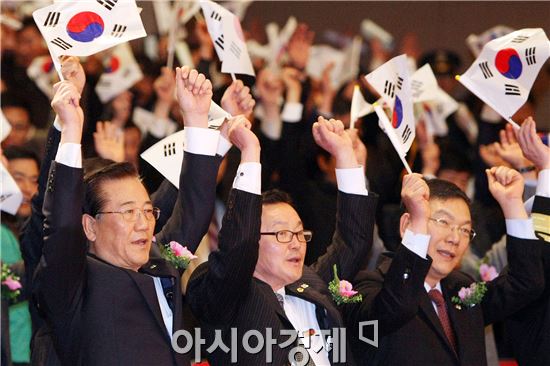 [포토]만세삼창하는 박준영 전남지사