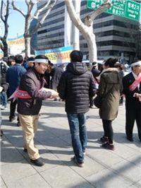 1일 탑골공원에서 한 소상공인이 지나가는 행인들에게 일본제품 불매운동 장려 전단지를 나눠주고 있다. 