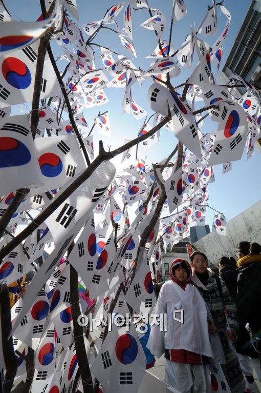 [포토]삼일절 태극기 나무 