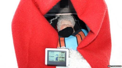 ▲ 핀란드에서는 아기들이 밖에서 잠 자기에 적당한 온도가 영하 5도라는 연구 결과도 나왔다. 사진 속 온도계는 영하 10도를 나타내고 있다.(출처: BBC)
