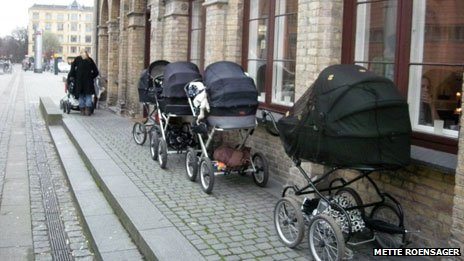 ▲ 스웨덴 스톡홀름 거리에서는 영하 5도의 날씨에도 바깥에서 낮잠 자는 아기를 태운 유모차를 목격할 수 있다.(출처: BBC)