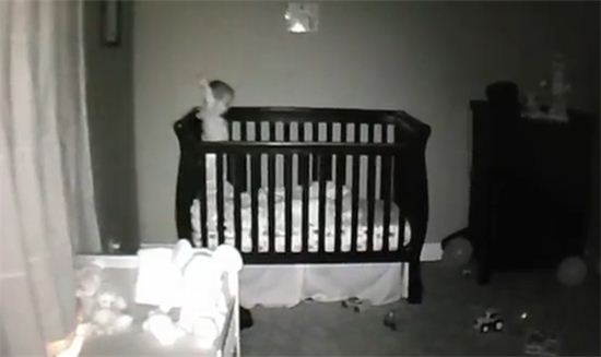 ▲ 2살짜리 아기가 낙법을 즐기는 영상이 온라인에서 인기를 끌고 있다.(출처: 유튜브) 