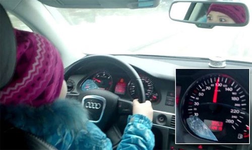 ▲ 20대 러시아 남성이 8살짜리 딸에게 빙판길에서 운전을 하도록 요구해 논란이 일고 있다고 영국 데일리메일이 전했다.