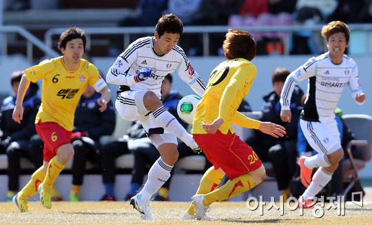 [포토] 돌파 시도하는 조동건 '친정팀이라고 안 봐줘'