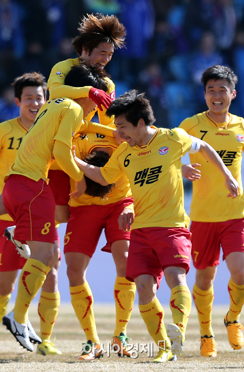 [포토] 득점 기쁨 나누는 성남 일화