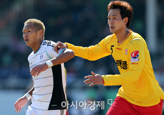 [포토] 정대세 '나 좀 놓아주면 안되겠니'