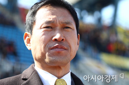 [포토] 경기 준비하는 성남 안익수 감독