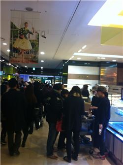 폐점 시간은 2시간여 남긴 서울 목동 현대백화점에서 사람들이 할인 제품을 구입하고 있다.