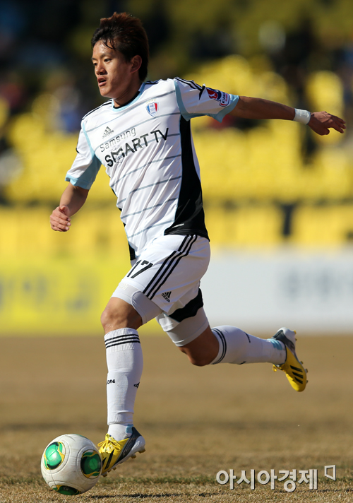 [포토] 홍철 '작년까지 노란 유니폼 입고 뛰었던 탄천 운동장에서'