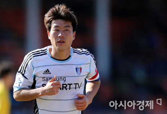 [포토] 김두현 '나는 수원의 캡틴킴'