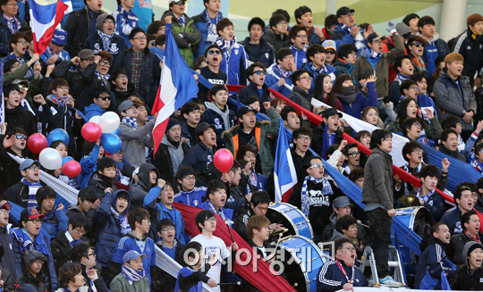 [포토] 응원 펼치는 수원 삼성 서포터