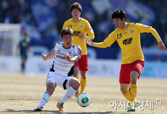 [포토] 김두현 '한 박자 빠른 패스!'