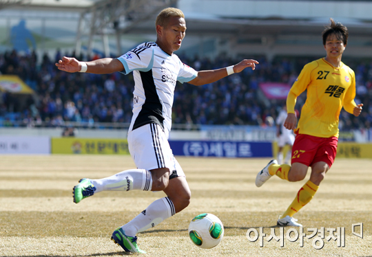 [포토] 정대세 '크로스 올라갑니다~'