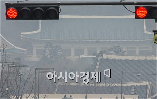 한국경제에 빨간불이 켜진 가운데 광화문 신호등 뒤로 청와대가 보이고 있다.<자료사진>