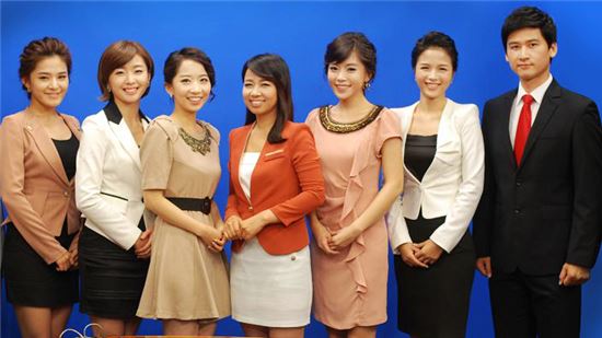 아시아경제 팍스TV 아나운서들. 왼쪽부터 여도은, 박수형, 박주연, 이순영, 이정민, 이규희, 이영혁 아나운서. 
