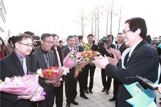 임성훈 나주시장(사진 오른쪽)이 우정사업정보센터 노재민 센터장(사진 왼쪽)을 비롯한 간부들에게 환영의 꽃다발을 건네고 있다.
