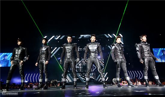 2PM, 첫 필리핀 콘서트 대성황 "8천 팬 들썩"