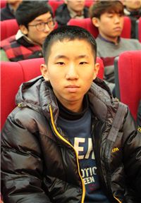 초등학교 갓 졸업한 14살 천재, 대학 입학