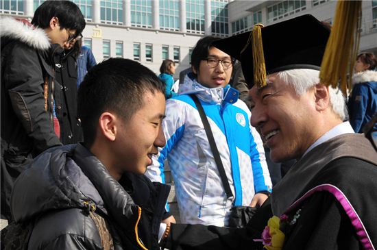 초등학교 갓 졸업한 14살 천재, 대학 입학