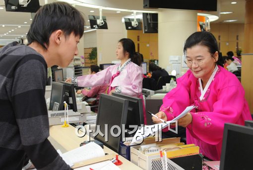 [포토]이제 직장에서도 한복을 