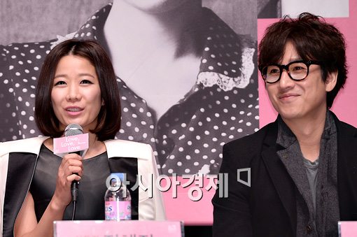 [포토]이선균, 부인 전혜진 바라만봐도 미소 가득~