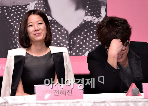 [포토]전혜진 멘트에 고개숙인 이선균