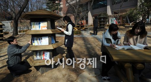 [포토]다람쥐문고 찾은 시민들 