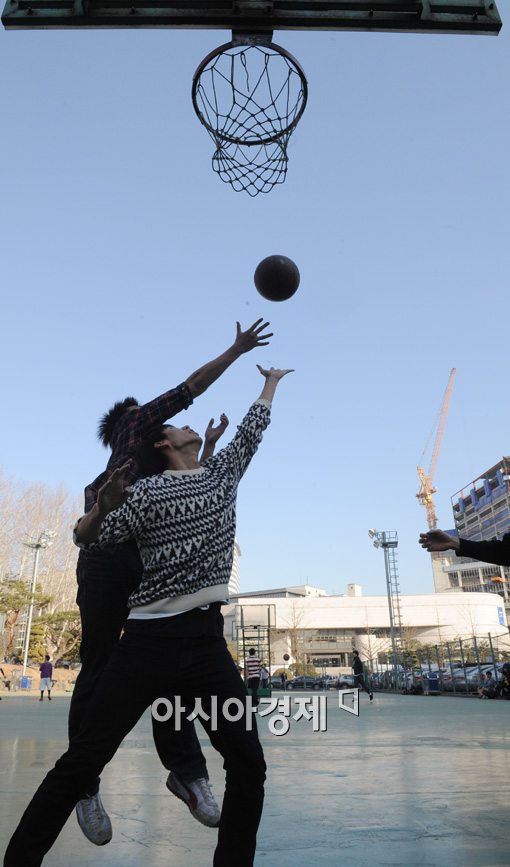 [포토]따뜻해진 오후 농구 한 판 