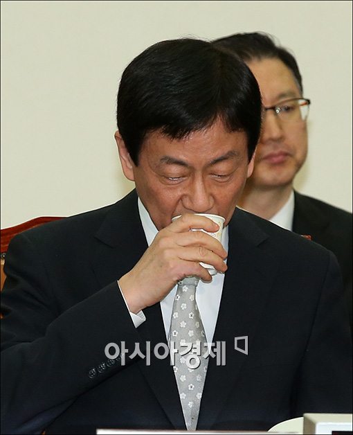 [포토]물 마시는 진영 복지부 장관 내정자