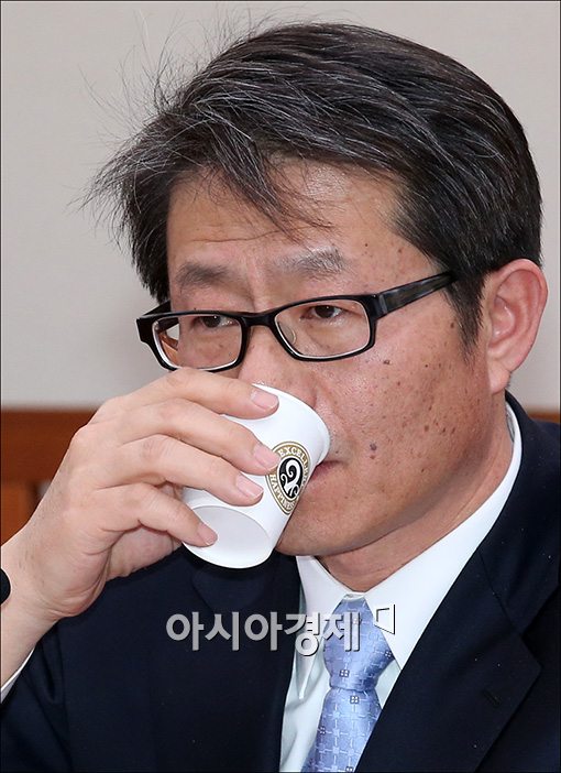 [포토]물 마시는 류길재 통일부 장관 내정자