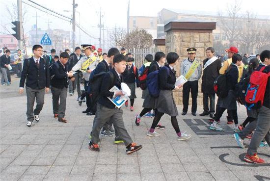 목포교육청, 새 학기 첫날 ‘학교폭력 예방 캠페인’