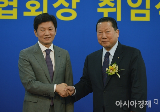 (왼쪽부터) 정몽규 대한축구협회장-김정행 대한체육회장