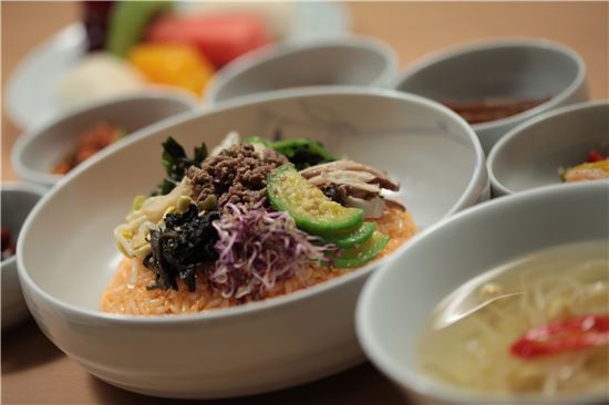 대한항공이 3월부터 선보이는 봄나물비빔밥 기내식. 