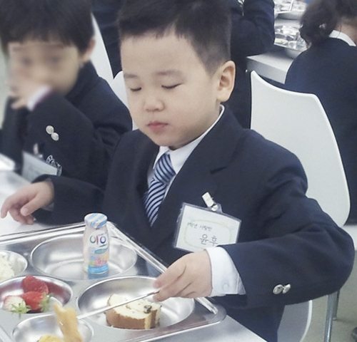 윤후 학교급식 먹방, '방송 만큼 실제서도 大인기'