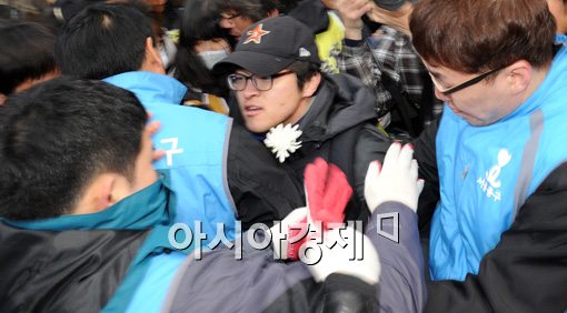 [포토]대한문 쌍용차 농성촌, 격한 충돌 