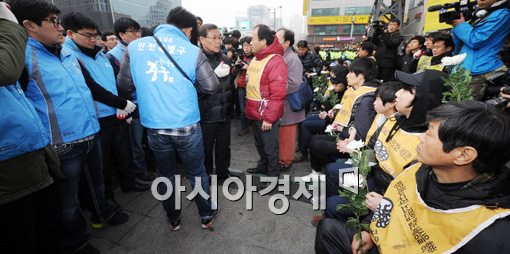 [포토]일촉즉발 대치상황 