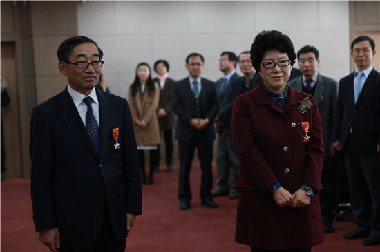 평생을 후학 양성에 힘써온 김진성 교수(왼쪽), 김정자 교수(오른쪽) 등 목포대 교수 4명이 지난 6일 열린 퇴임식에서 훈·포장을 받고 있다. 